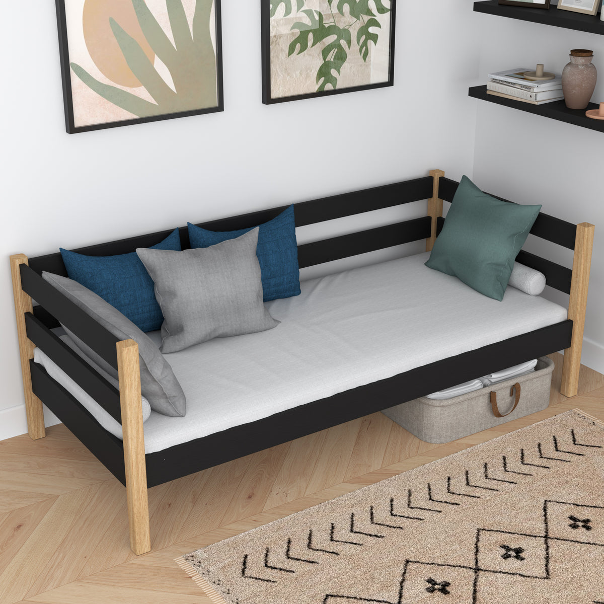 Łóżko sofa drewniane czarno-dębowy – widok boczny, bryła i proporcje mebla